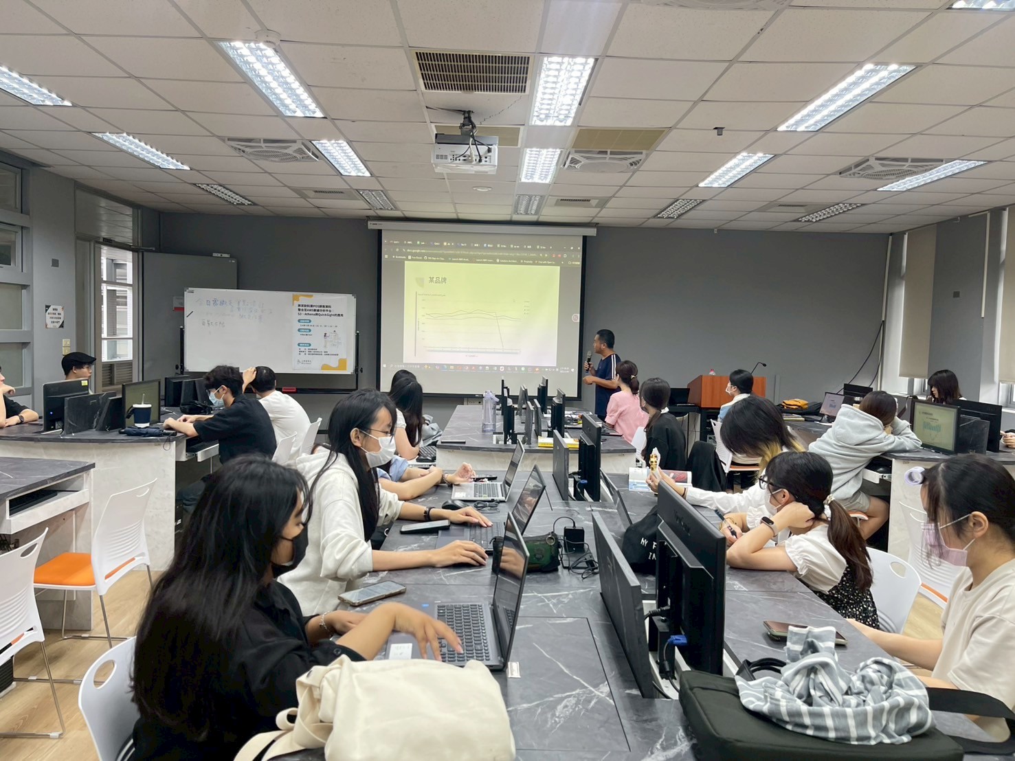 將茶飲料業POS銷售資料整合至AWS數據分析平台講座