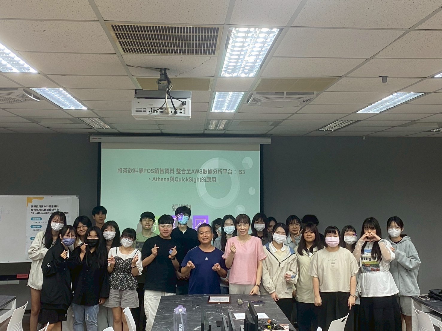 20250528企管系經營管理講座-將茶飲料業POS銷售資料 整合至AWS數據分析平台： S3、Athena與QuickSight的應用