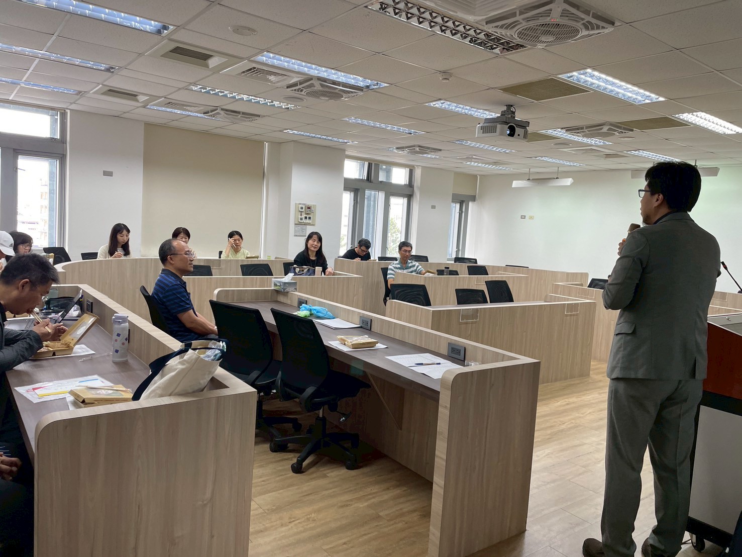 高教深耕計畫講座-教師專業成長社群-永續金融研究分享：公司ESG表現與資本市場反應