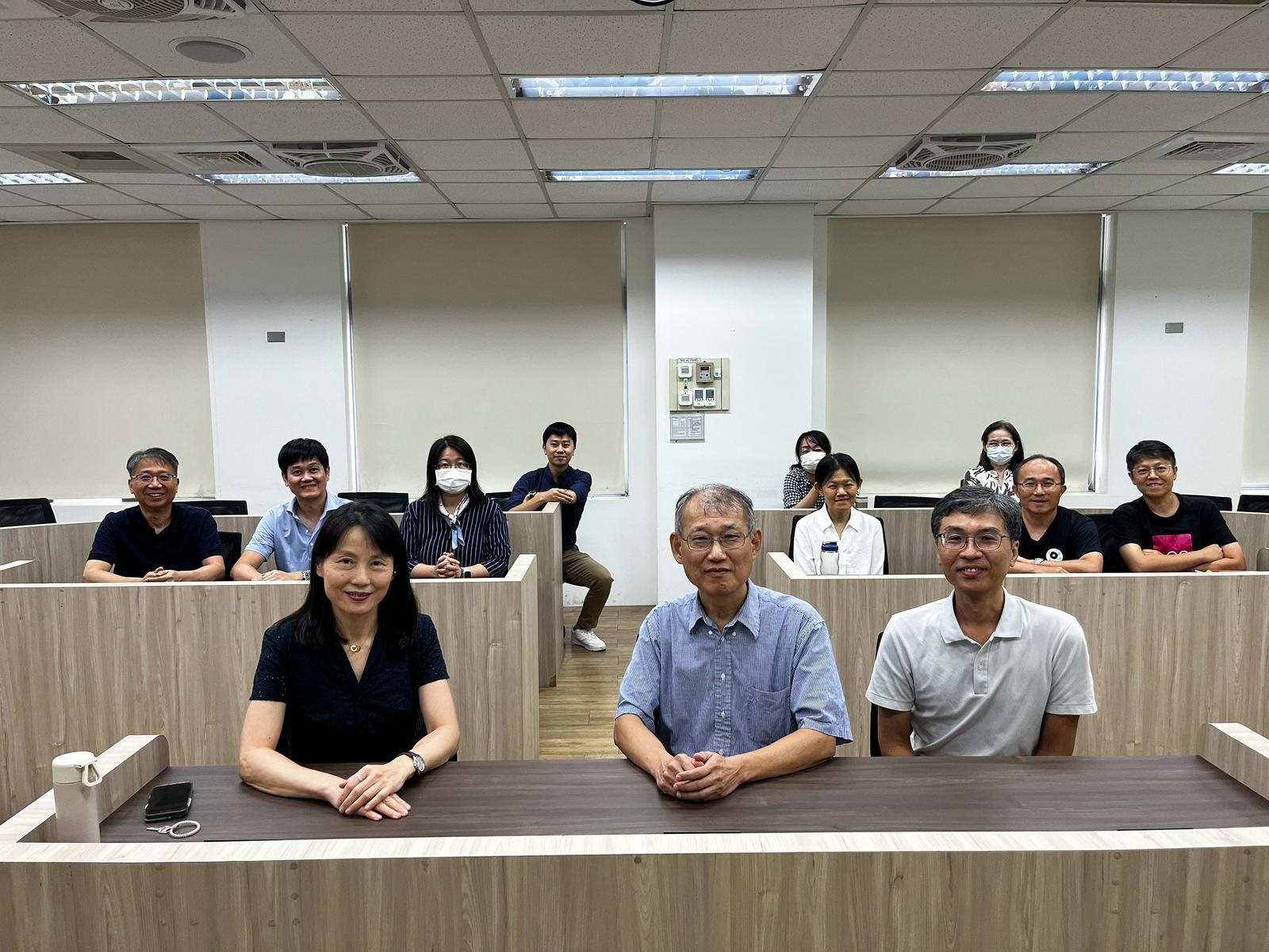 20260924 高教深耕計畫講座-教師專業成長社群_When Everyone Has AI, What Makes a Researcher Different? 當人人都有AI，你的研究如何不同